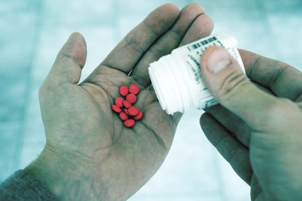 pills-medicine-tablets-depending-161641.jpeg