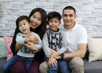 亞歷爸媽帶著亞歷和肥安受訪