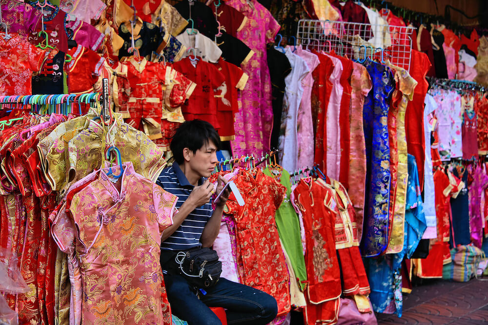 Thailand-Bangkok-Chinatown-Racks-Womens-Silk-Clothes (1)