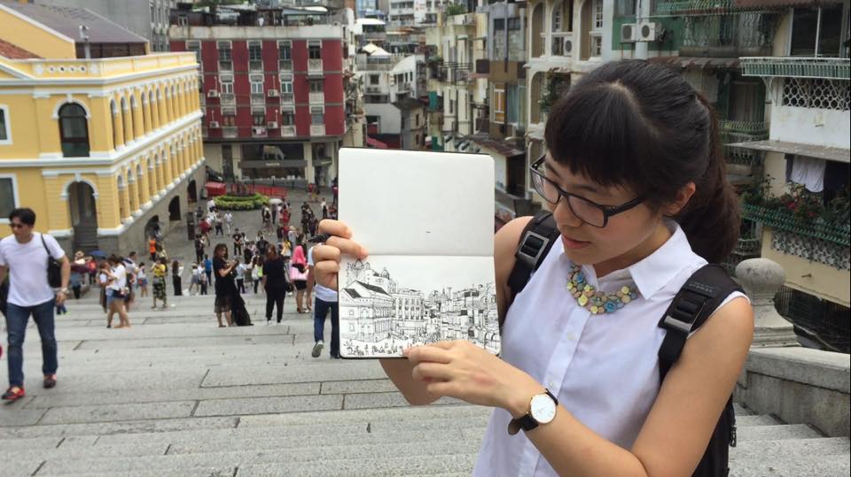 吳培綺會隨身攜帶一本素描本，將所見的事物隨筆記下。