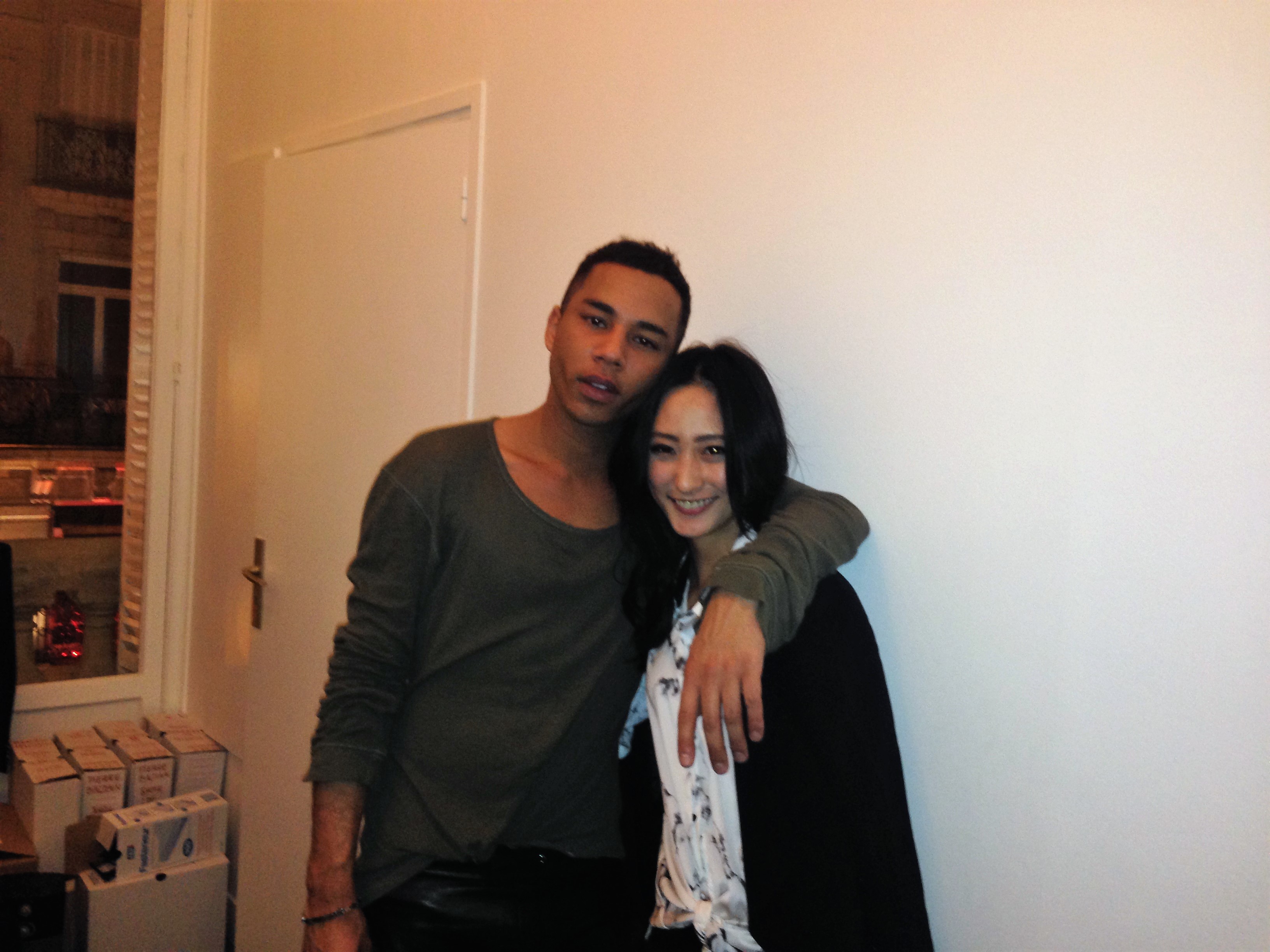 與 Balmain 設計總監 Olivier Rousteing 合影