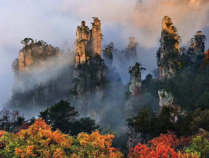 張家界是中國第一座國家森林公園，壯麗的奇岩怪石及滿山滿谷的紅葉，是秋季必遊之景。