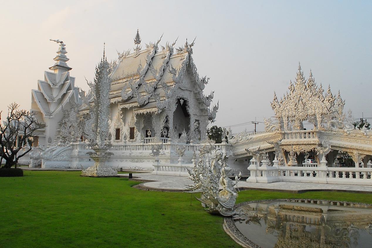 泰國最北的清萊府，這裡孕育了一座有如神仙住的華麗寺廟─白龍寺。