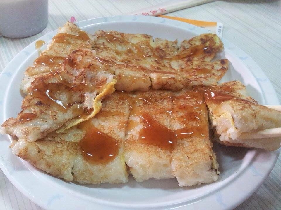 阿公阿婆蛋餅可是被網友推爆的台南傳統早餐店呢。銅板佛心價卻有厚實大份量，古早味的粉漿蛋餅軟Q帶蔥香，淋上醬油膏或甜辣醬都很適合呢！