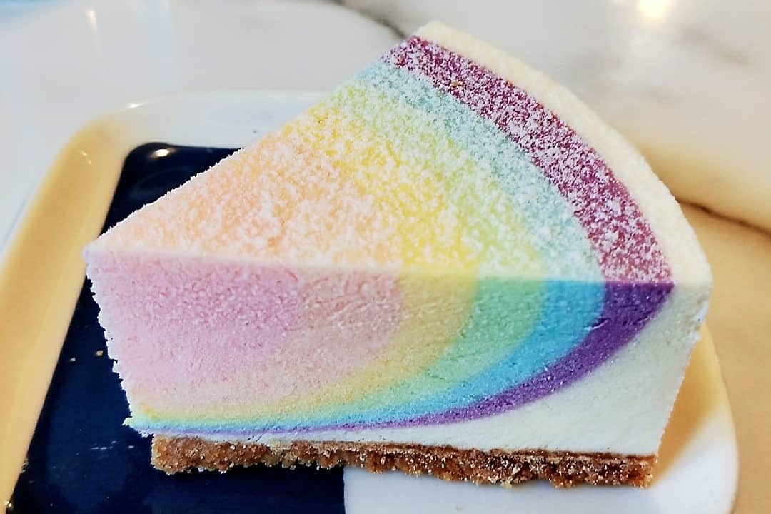 「彩虹生乳酪蛋糕」相當受到歡迎，一層一層的夢幻色彩幾乎是每位少女必點的餐點。