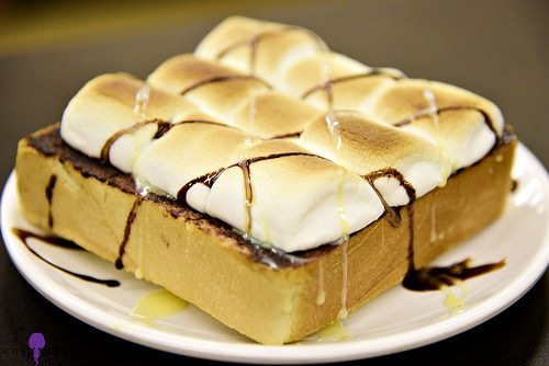 「巷口宵夜點心」這間店全部讓你一次滿足。除了鹹食的選擇多元豐富、連甜點都有的選。