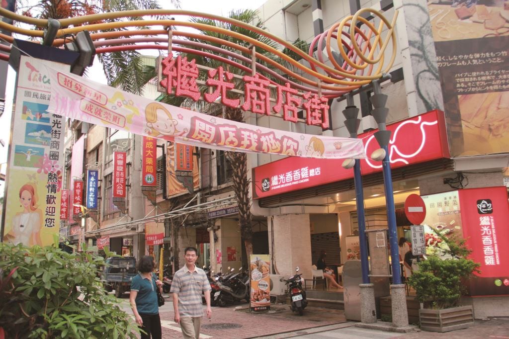 台中繼光街這邊開發早、以前是相當繁榮的街道，雖然現在的熱鬧不及以往，但辦年貨時大部分的台中人可都還是會來這裡。