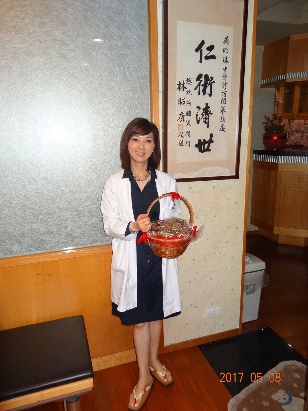 收到該患者贈送的滿月油飯，吳明珠的心情也十分喜悅。