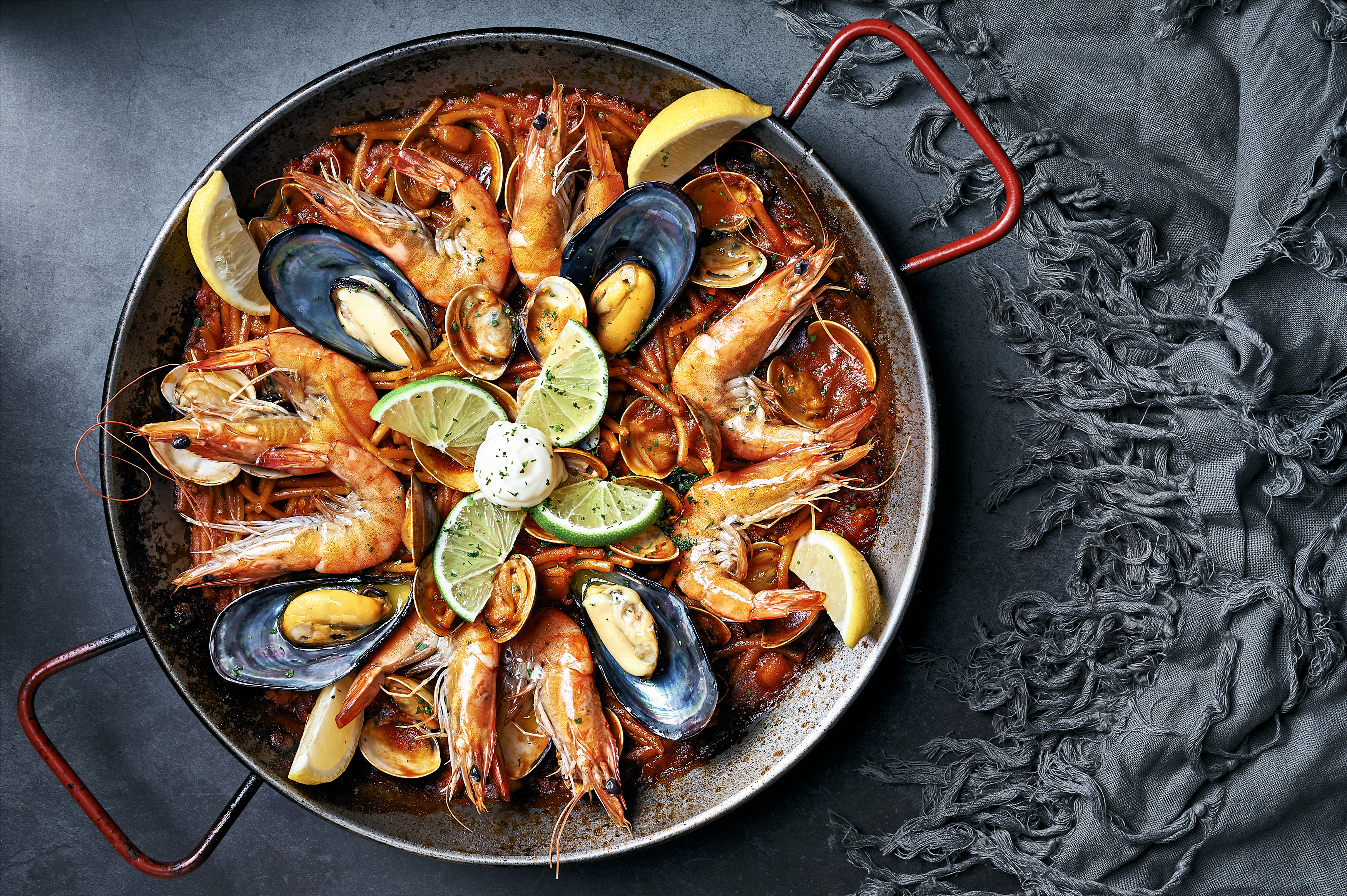 Seafood Fideuà海鮮鐵鍋麵，NT$880（2人）NT$1250（4人）NT$1,500（6人）