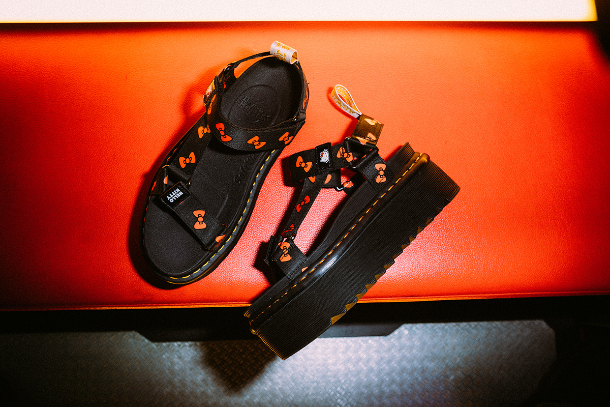 Dr. Martens x Hello Kitty的行列中，並坐落在〝三倍高度〞的底座上