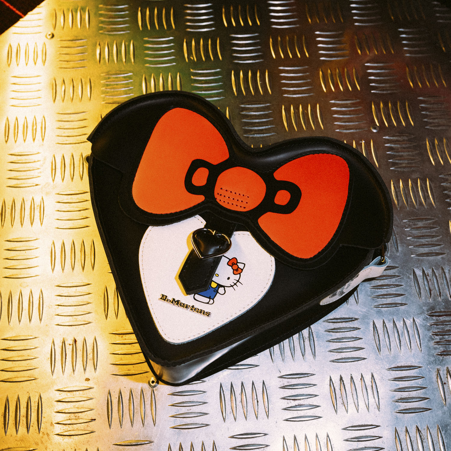 Dr. Martens x Hello Kitty系列合作還延伸到心型背包，妳心中的少女是否已經蠢蠢欲動了呢？