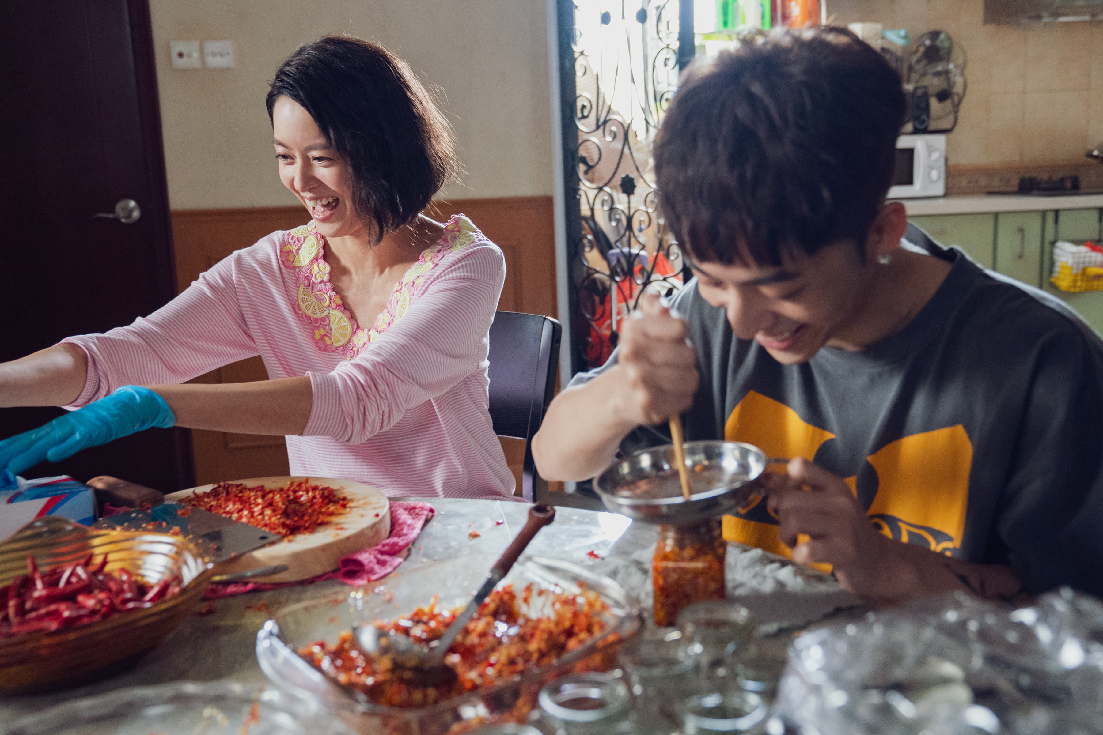 不只爆笑！香港今夏喜劇《闔家辣》　因應世界轉變重啟家庭關係的體驗