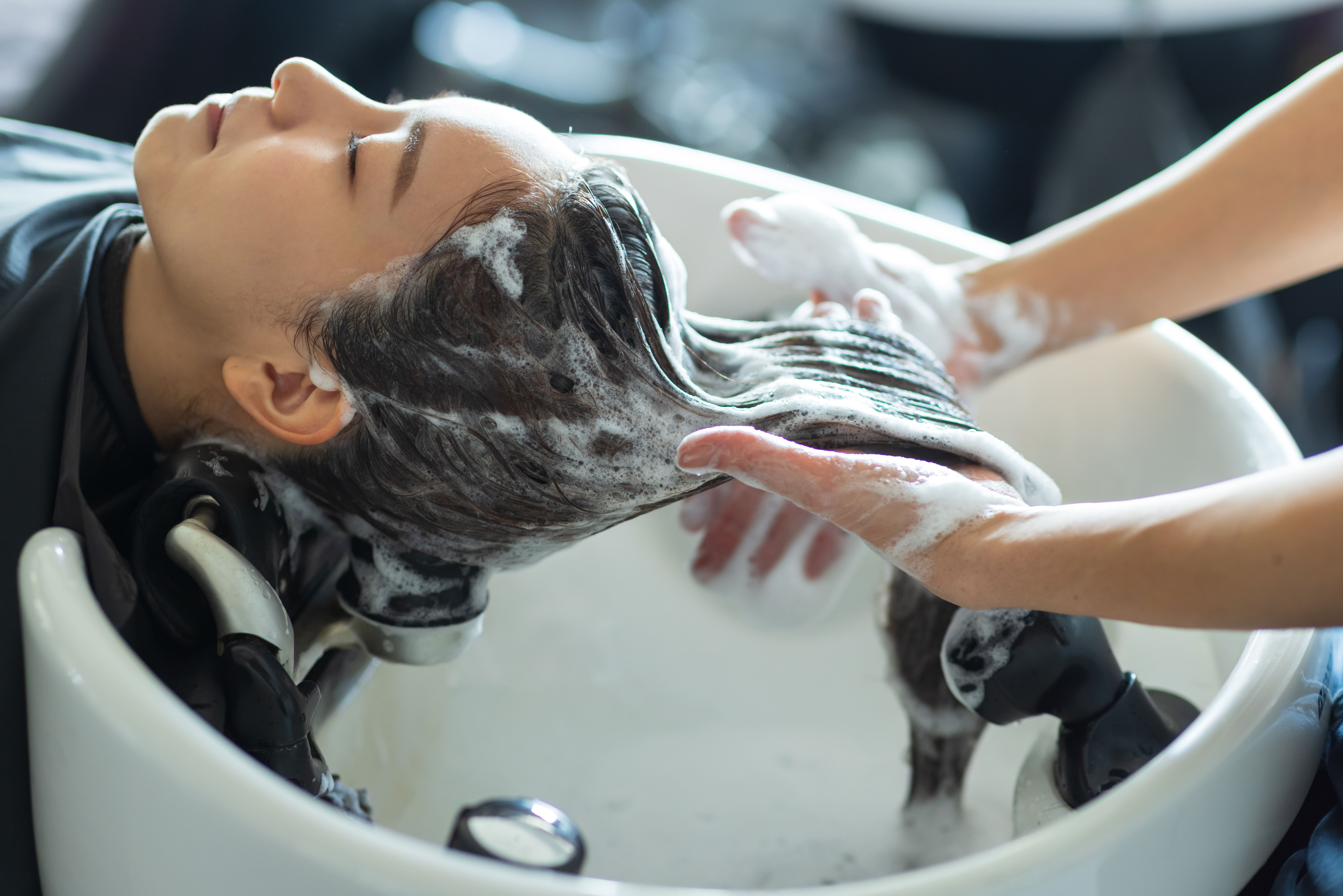 髮型師的染燙修護指南：多久才能洗頭？可以又染又燙嗎？